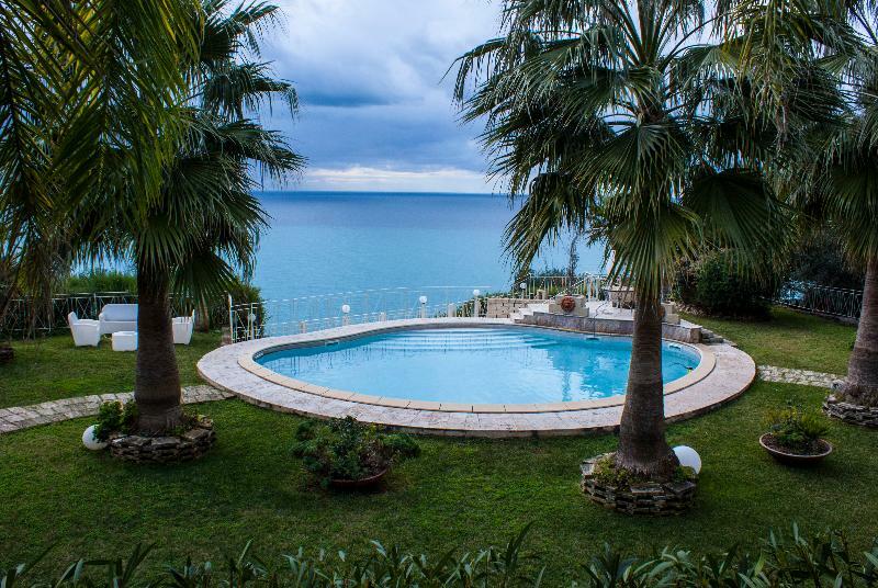 Caposperone Resort Пальми Экстерьер фото
